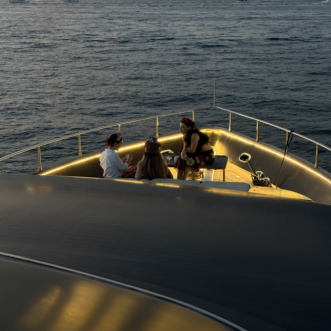 Feel the Sightseeing Yacht Cruise in Dubai