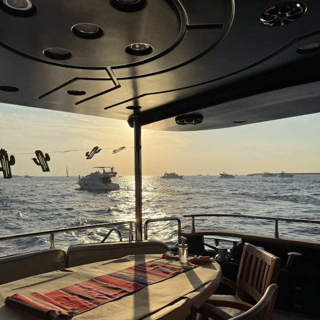 Feel the Dubai Yacht Tour with BBQ